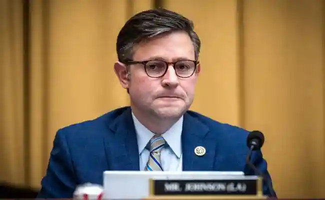 Ночью спикер Палаты представителей Джонсон обосрался два раза.