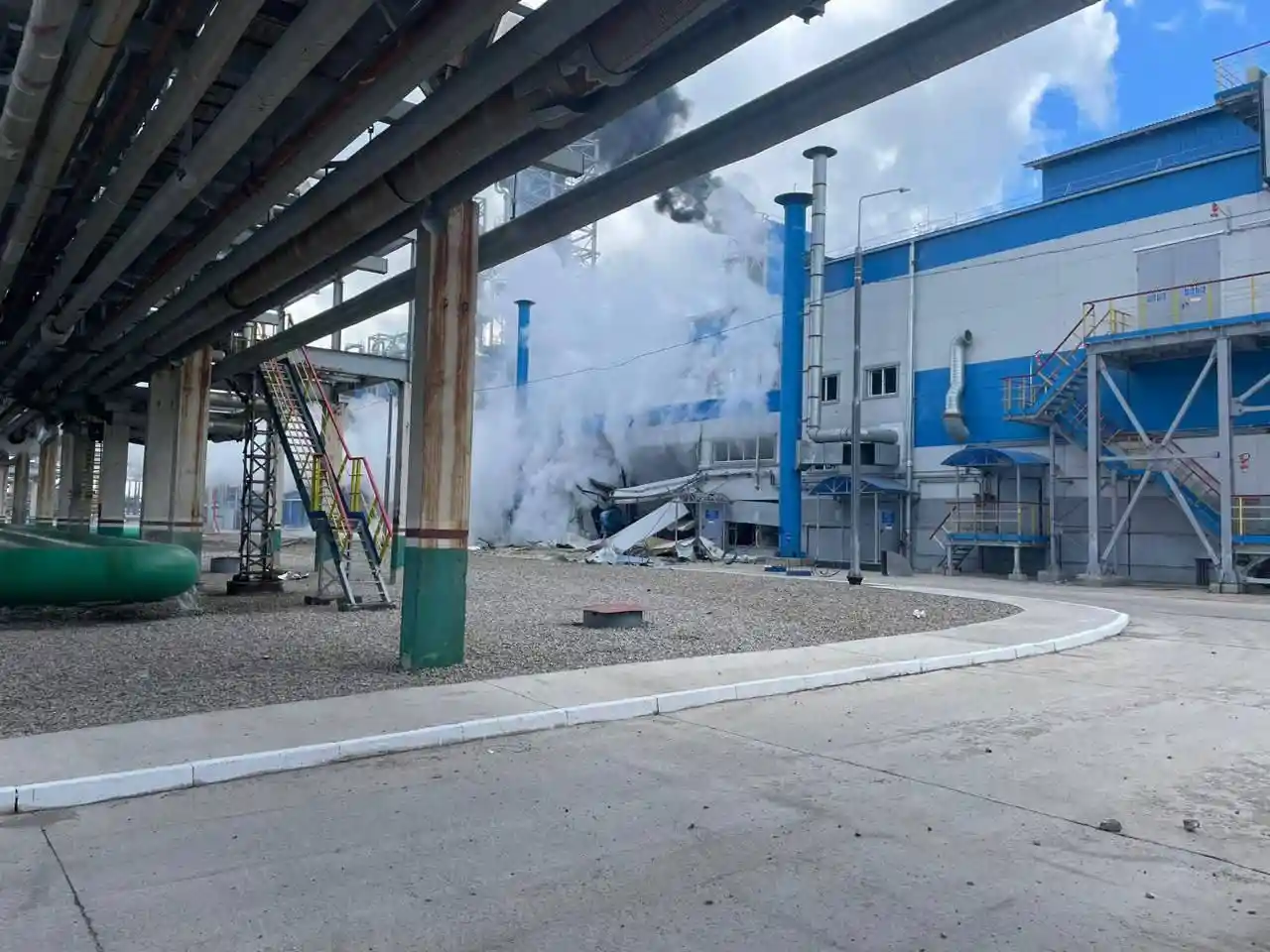 Беспилотники атаковали НПЗ «Газпром нефтехим Салават» в Башкирии