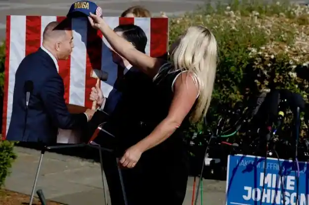 Между цирком и боксерским шоу