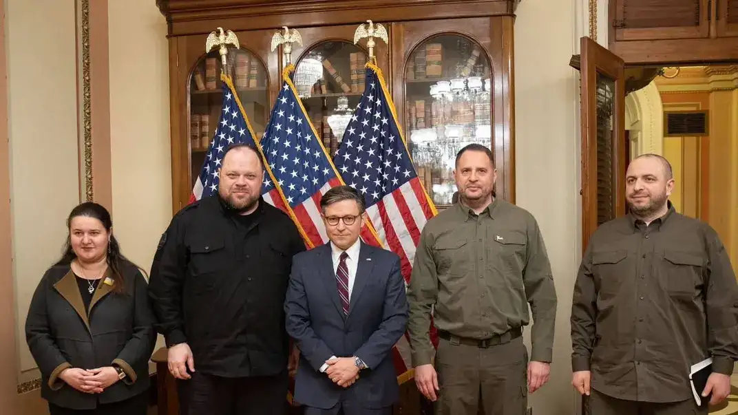 Почему представители украинской власти всегда в полевых футболках, брюках и кроссовках