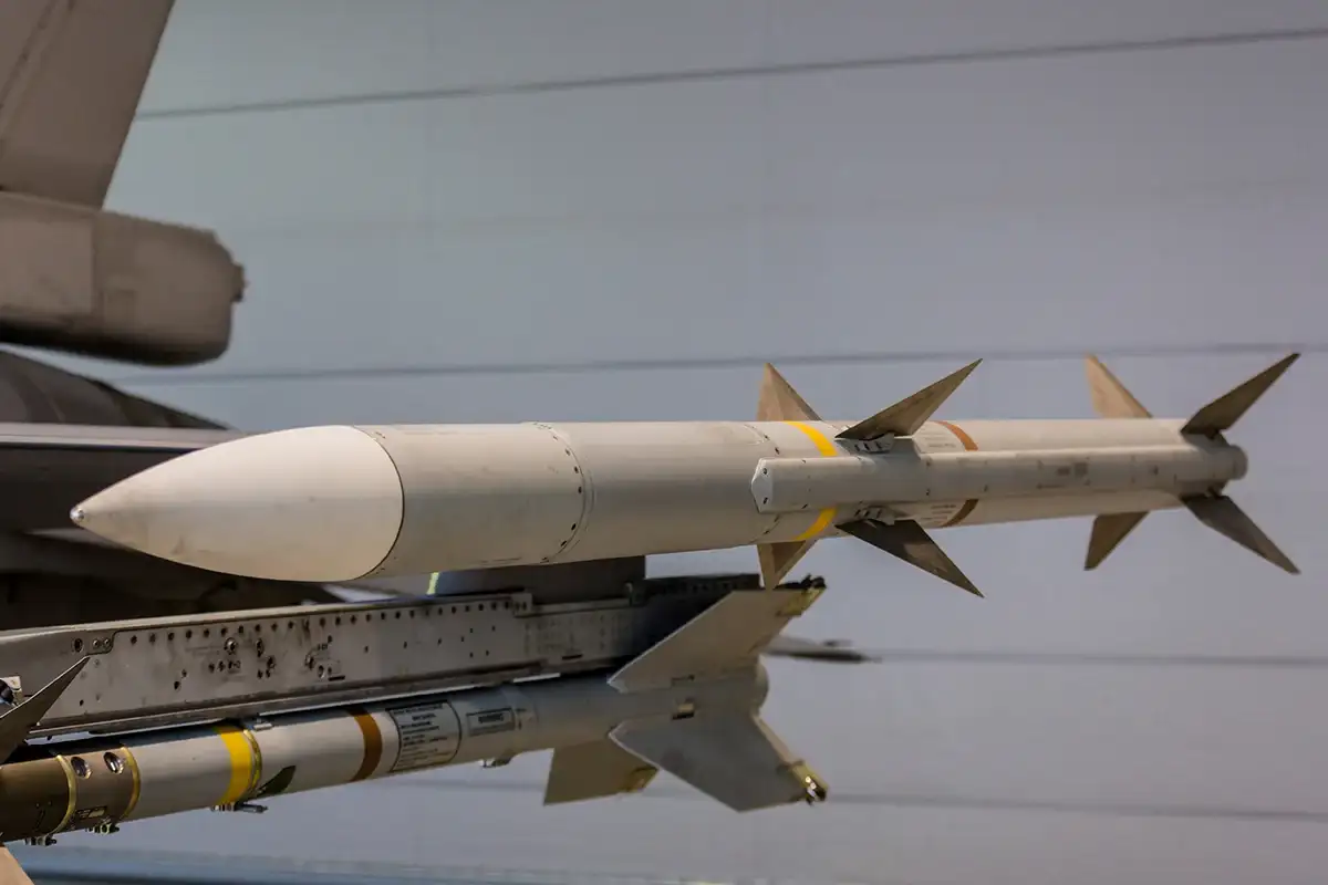 Ракета AIM-120D и имеет дальность поражения до 160 километров