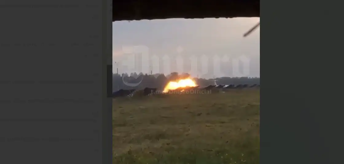 Дрон камикадзе взрывается рядом с Ил-76