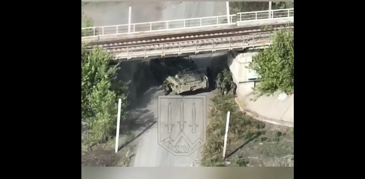 Танк эльфов ломает БТР орков