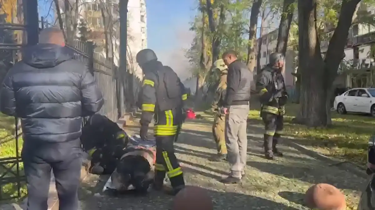 Российские пропагандисты заявляют: армия РФ якобы нанесла удар «по гостинице-общежитию» в Одессе, где проживали «украинские военные» Баллистическая ракета оккупантов поразила жилой дом, в результате чего погибли 8 мирных жителей, уточняют одесские власти. Ещё 18 человек получили ранения, среди них есть ребёнок. Четверо пострадавших находятся в тяжёлом состоянии, сообщил глава Одесской ОВА Олег Кипер.