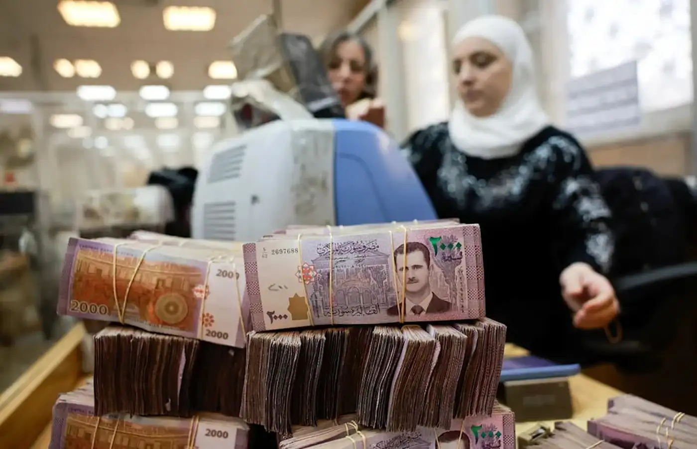 Сирийская инфляция: граждане штурмуют банки с мешками наличных в погоне за долларами