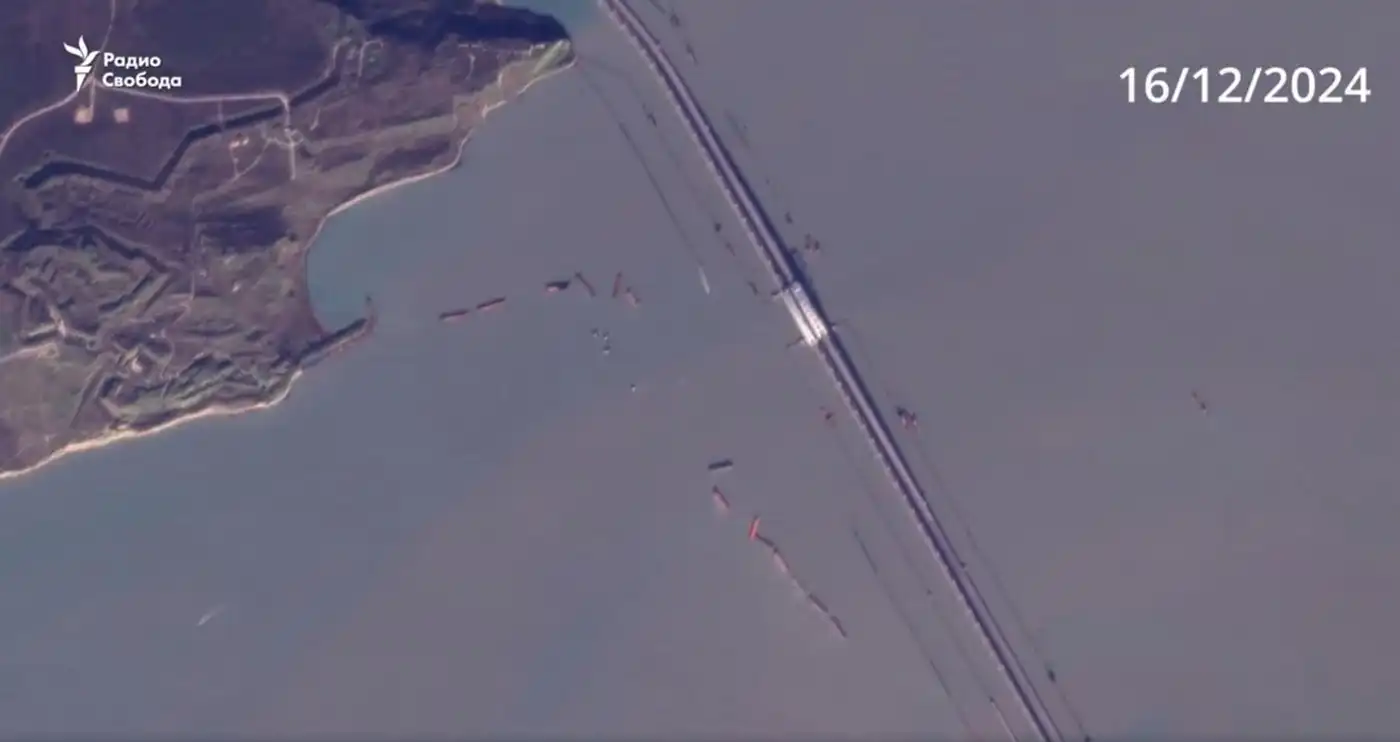 Декабрьский шторм частично потопил заграждения из барж возле Крымского моста