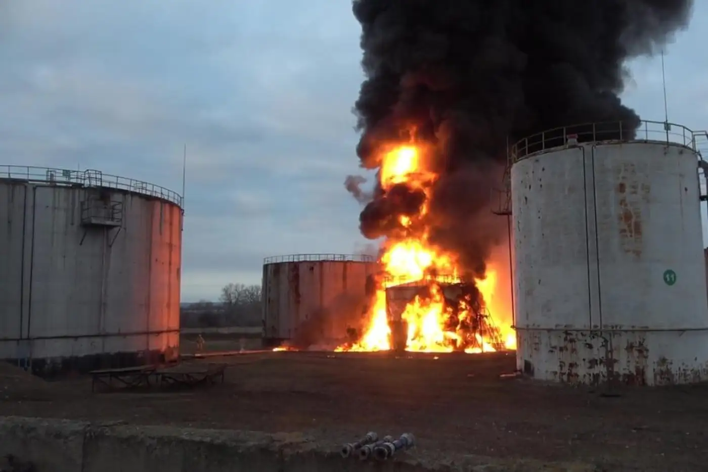 Беспилотники вновь атаковали нефтебазу "Стальной конь" в Орловской области РФ