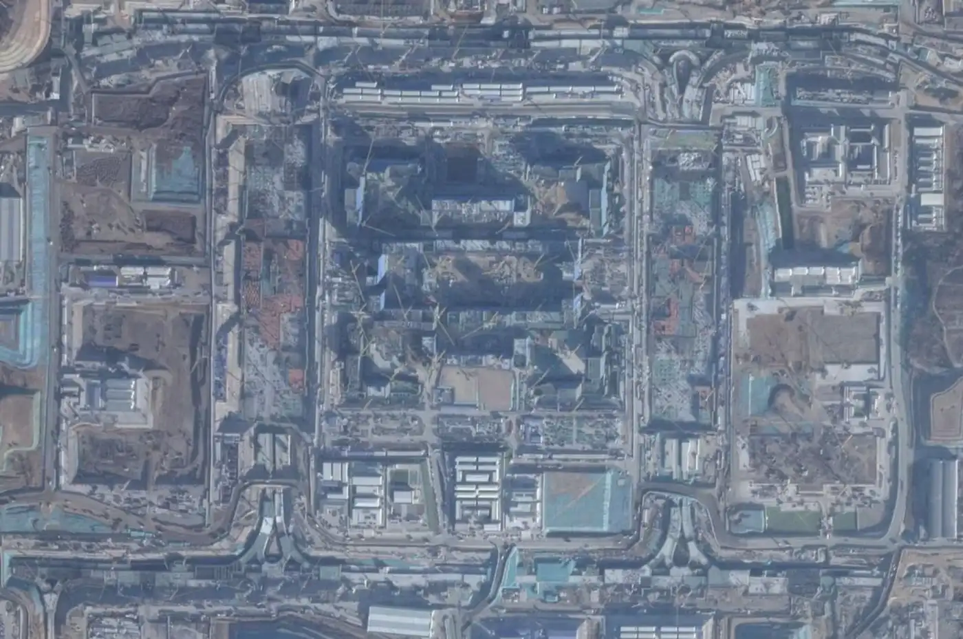 Китай строит новый военный командный центр вблизи Пекина: размеры в разы превышают Пентагон