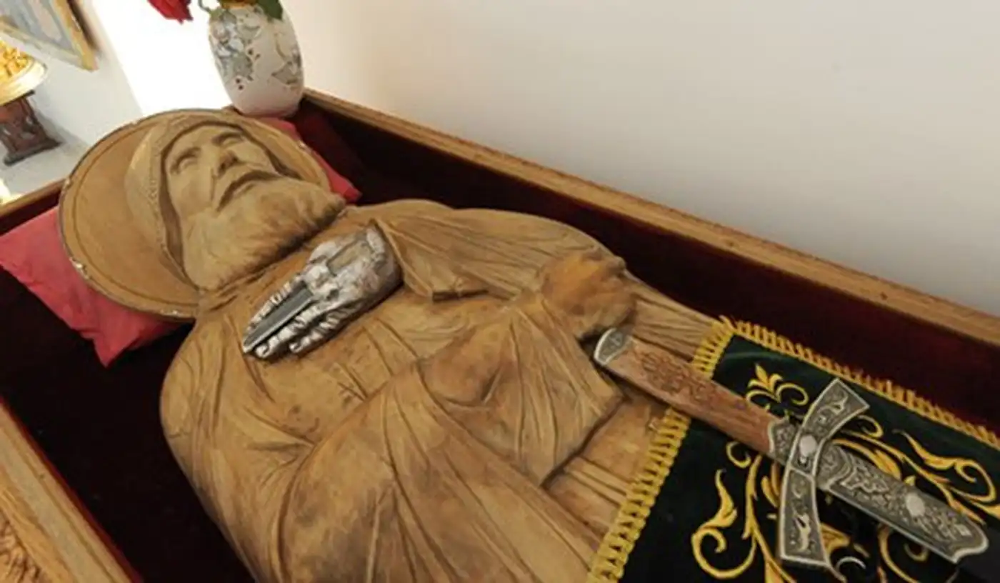 Святые мощи в бегах: как РПЦ превратила Лавру в черный рынок реликвий