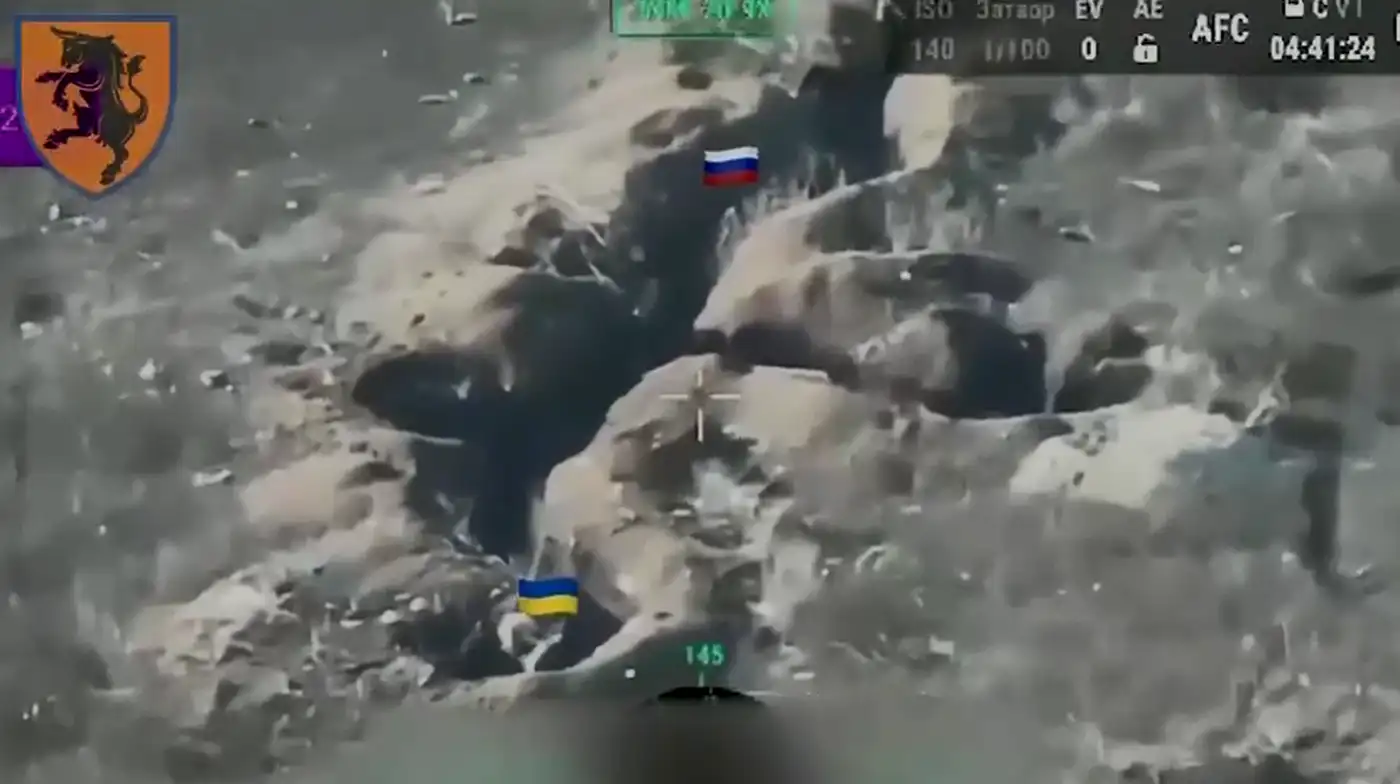 Пехотинец 43 омбр вводит в заблуждение противника броском каски и добивает его автоматной очередью.