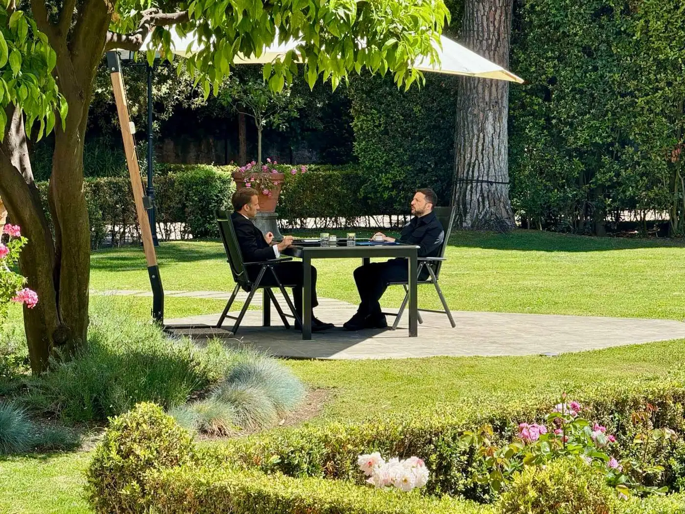 Сегодня день фотоновостей - Зеленский общается с Макроном.