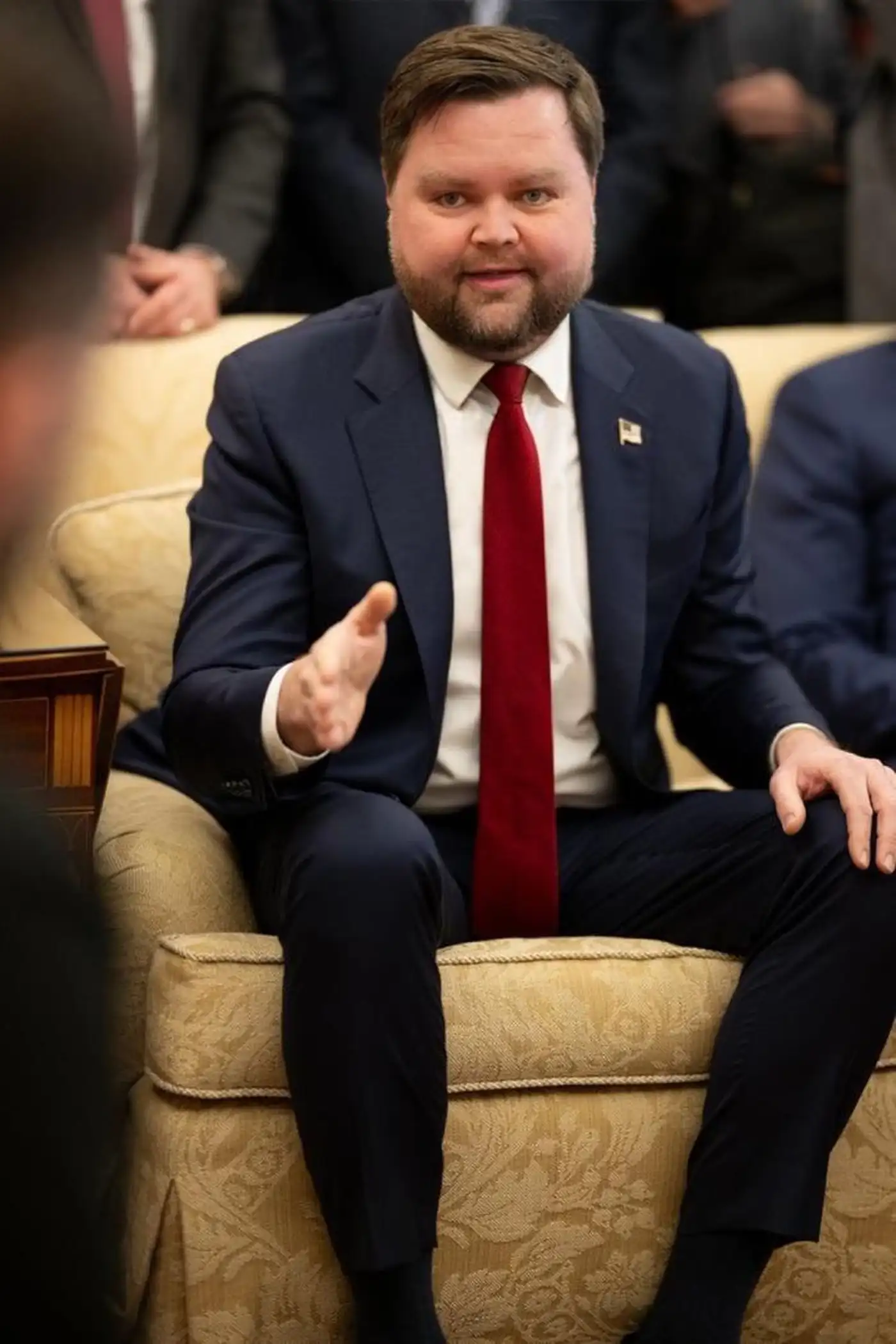 Він працює..