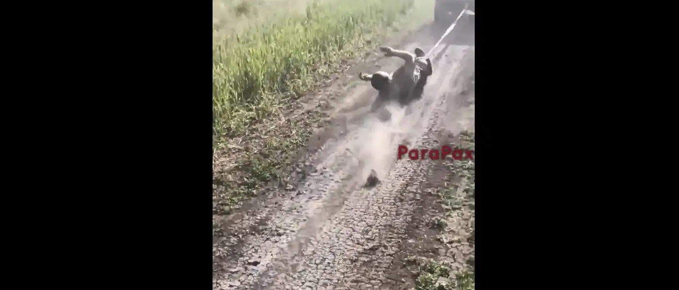 Наказание в ВС РФ: дезертира привязали к джипу за ноги и волокут по земле