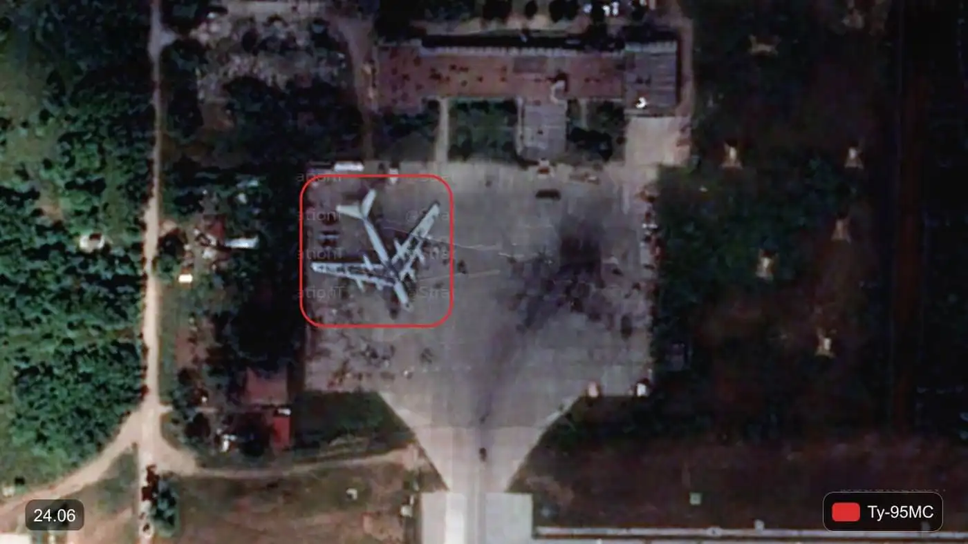 Самолеты и покрышки на месте..