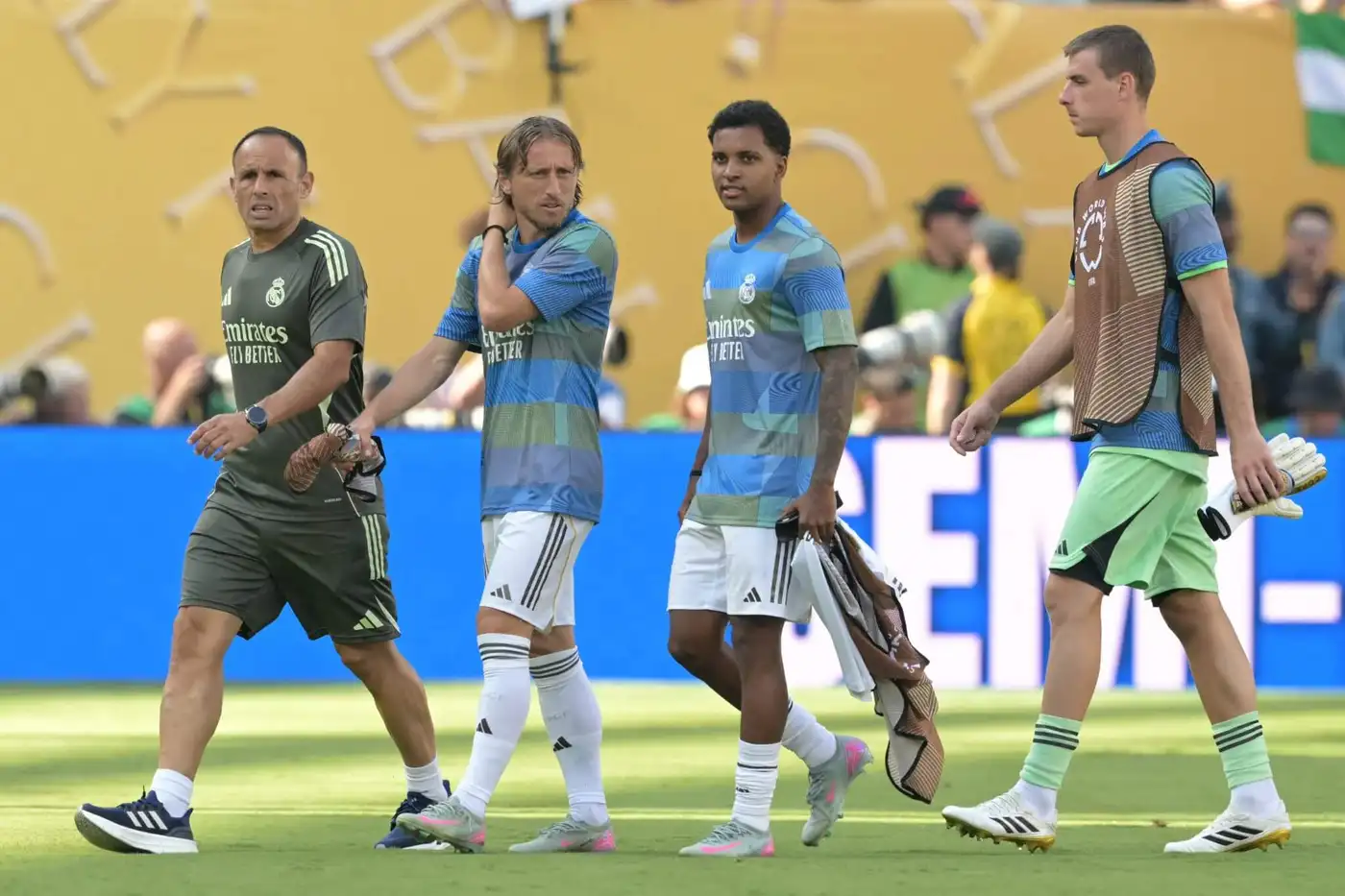 Клубный чемпионат мира для «Реала»: начало Алонсо, прорыв Гонсало и Гюлера, но звёзды не справились 4 Родриго рядом с Лукой Модричем во время перерыва матча против «Боруссии» Дортмунд.