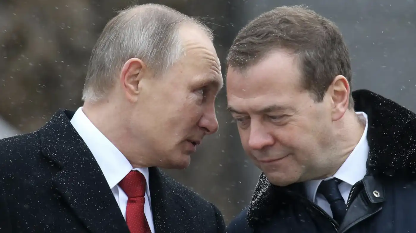 Почему Медведев молчал 10 дней?