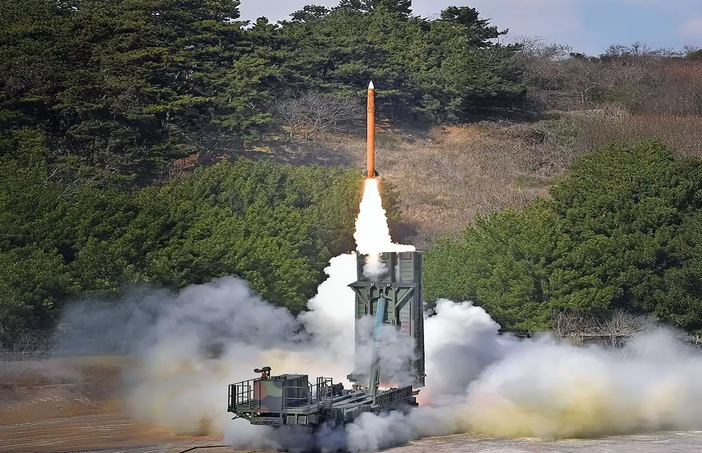 Южная Корея представила новый перехватчик L-SAM, который должен заменить американские системы ПВО