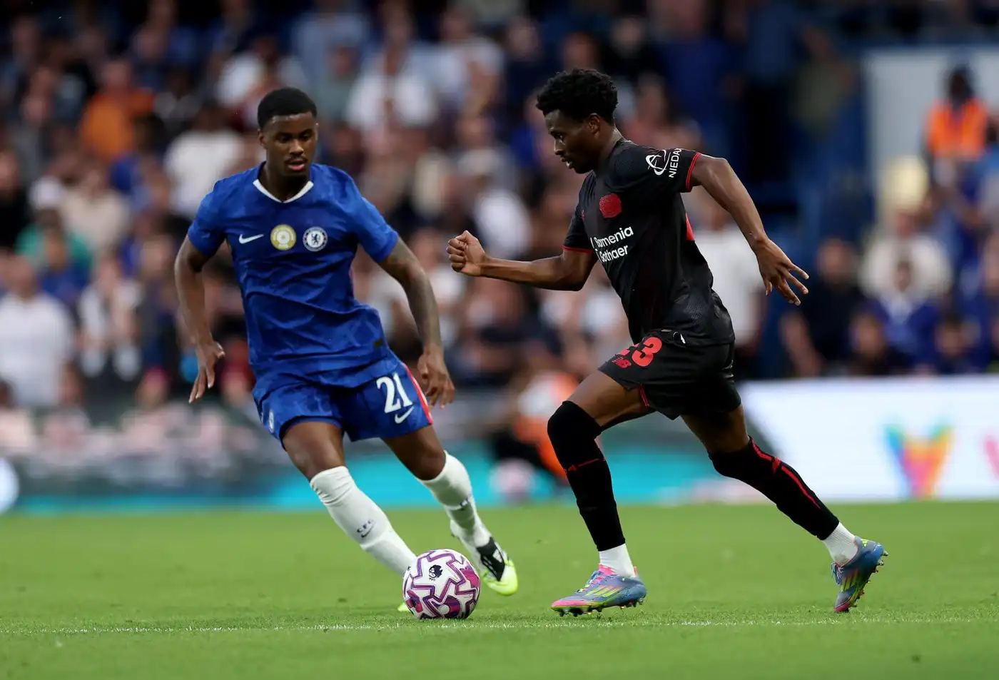 Йоррел Хато (слева) вышел на замену в перерыве.