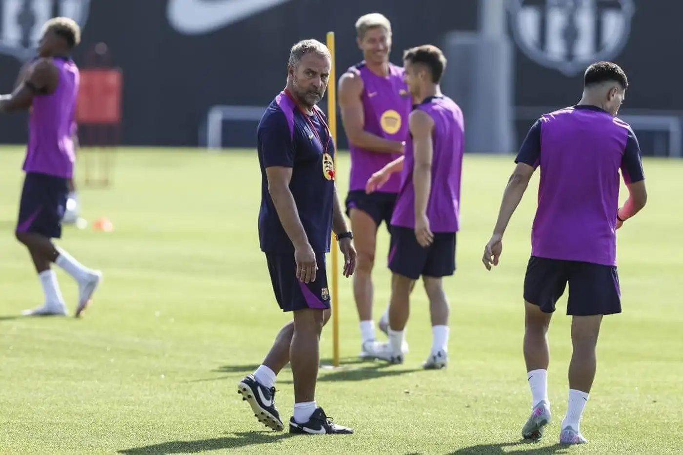 Трансферный DealSheet: последние новости о Манчестер Юнайтед, Арсенале, Ливерпуле, Реал Мадрид и других 19 Флик не ожидает, что «Барселона» подпишет замену Мартинесу.