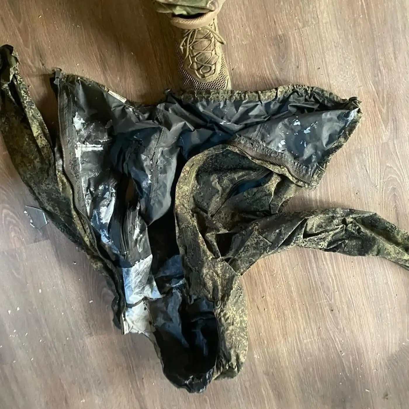 Российские солдаты, замаскированные под гражданских, проникают в Покровск 3 Украинский солдат стоит над курткой в камуфляже в доме, где в подвале пряталась группа российских военных.