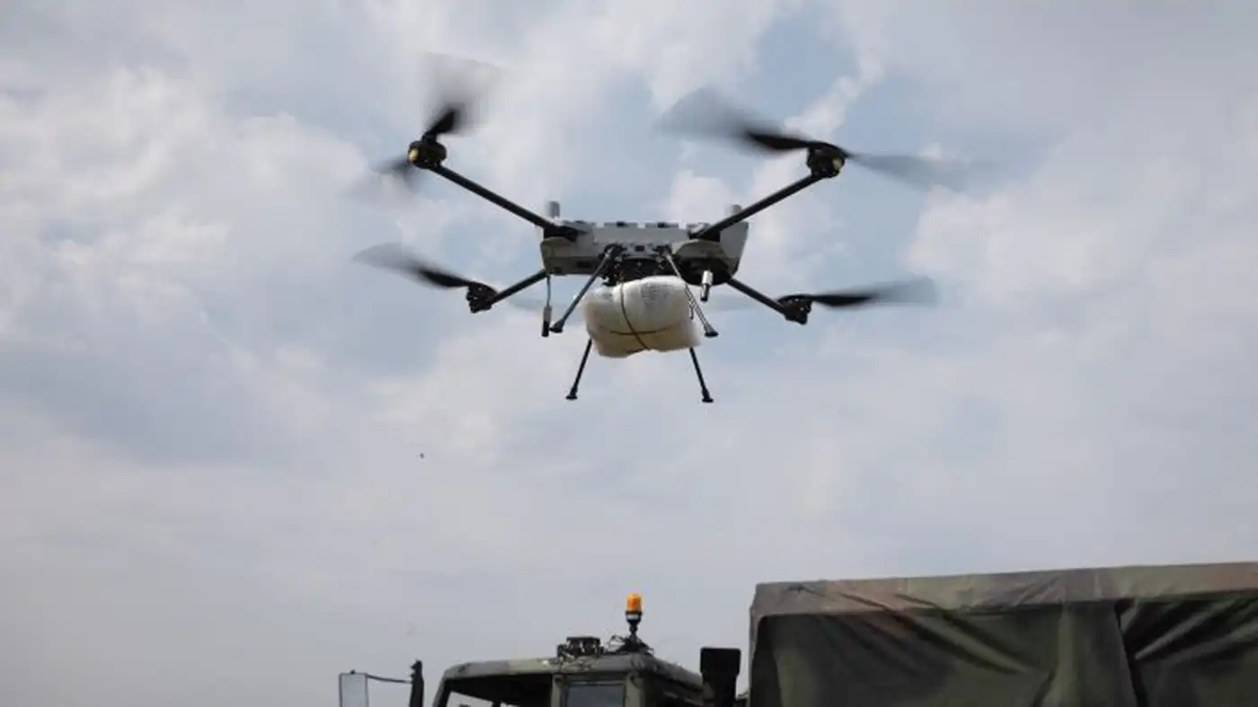 Квадрокоптер C100 навёл GBU-12, сброшенные с F-35A 9 Дрон PDW C100 взлетает во время полевой демонстрации на учебной территории Норио (Грузия) 2 августа 2025 года в рамках учений Agile Spirit 25. Аппарат оснащён модульной полезной нагрузкой, напечатанной на 3D-принтере, предназначенной для доставки медикаментов или боеприпасов.