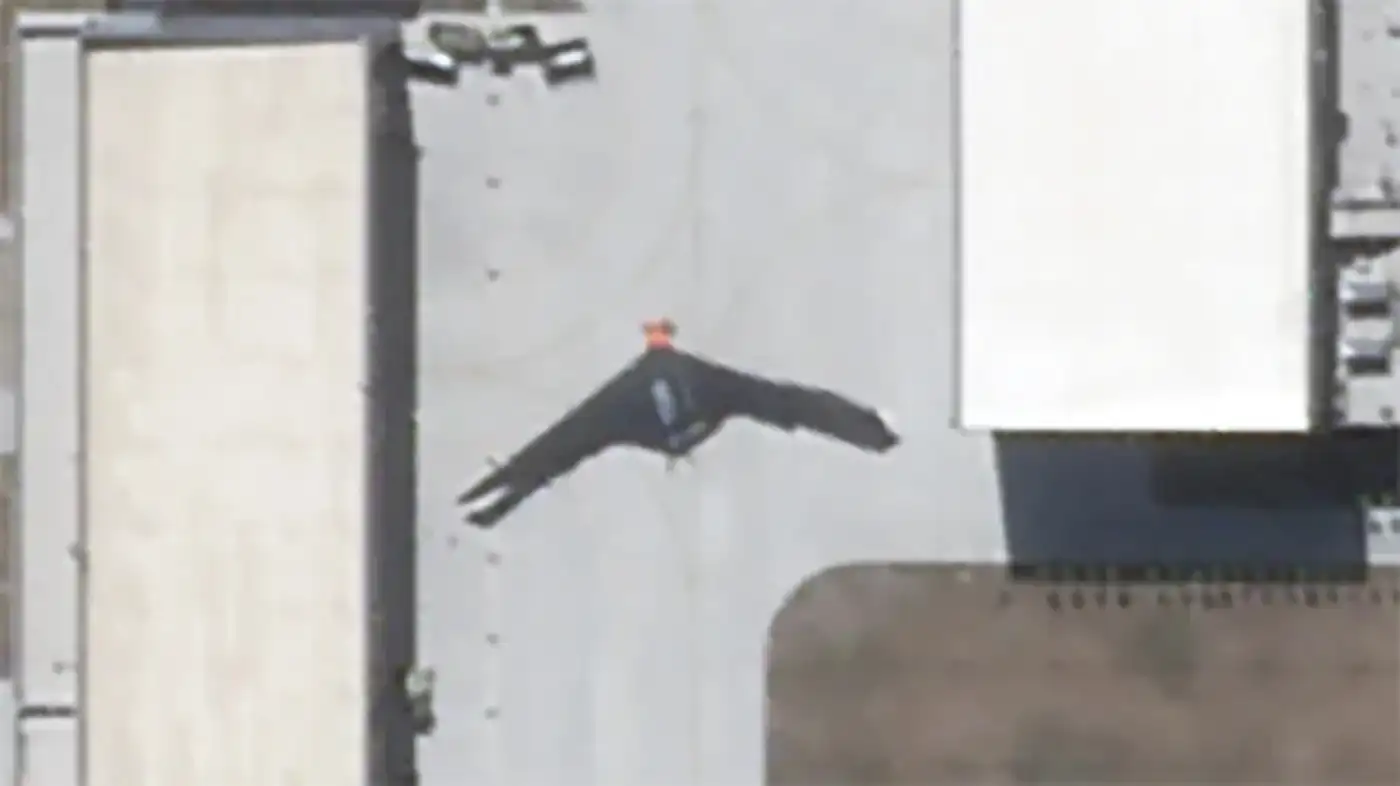 Первые кадры новых китайских боевых дронов появились накануне масштабного военного парада 12 Очень крупный дрон по схеме «летающее крыло», замеченный на секретной испытательной базе Китая рядом с Маланом в провинции Синьцзян, на спутниковом снимке, сделанном 14 мая 2025 года.