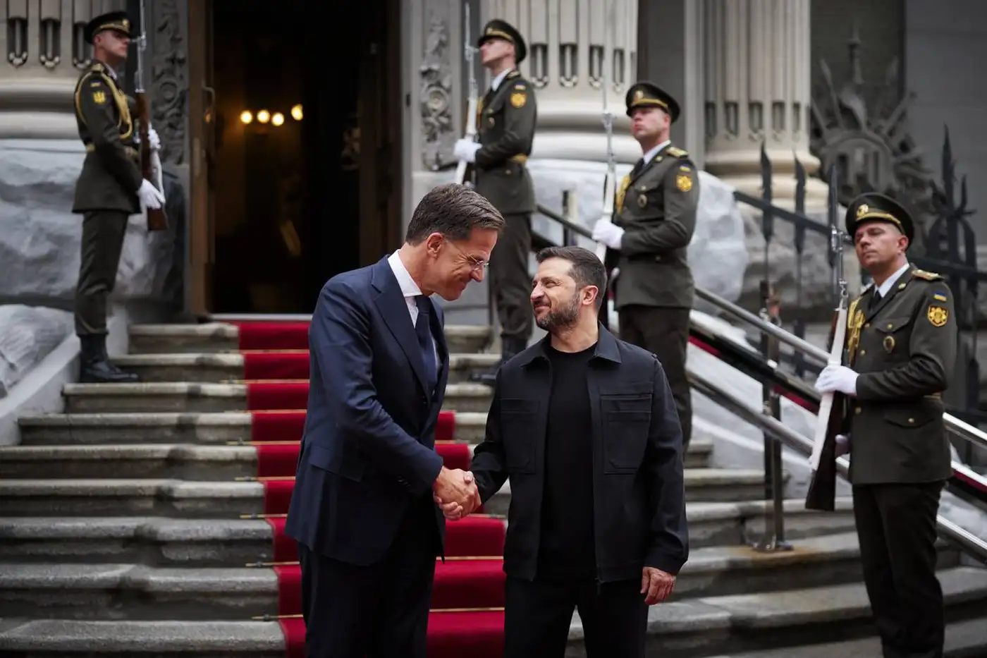 Мяч снова на стороне Трампа - оружие и санкции, ничего нового в мире не придумано