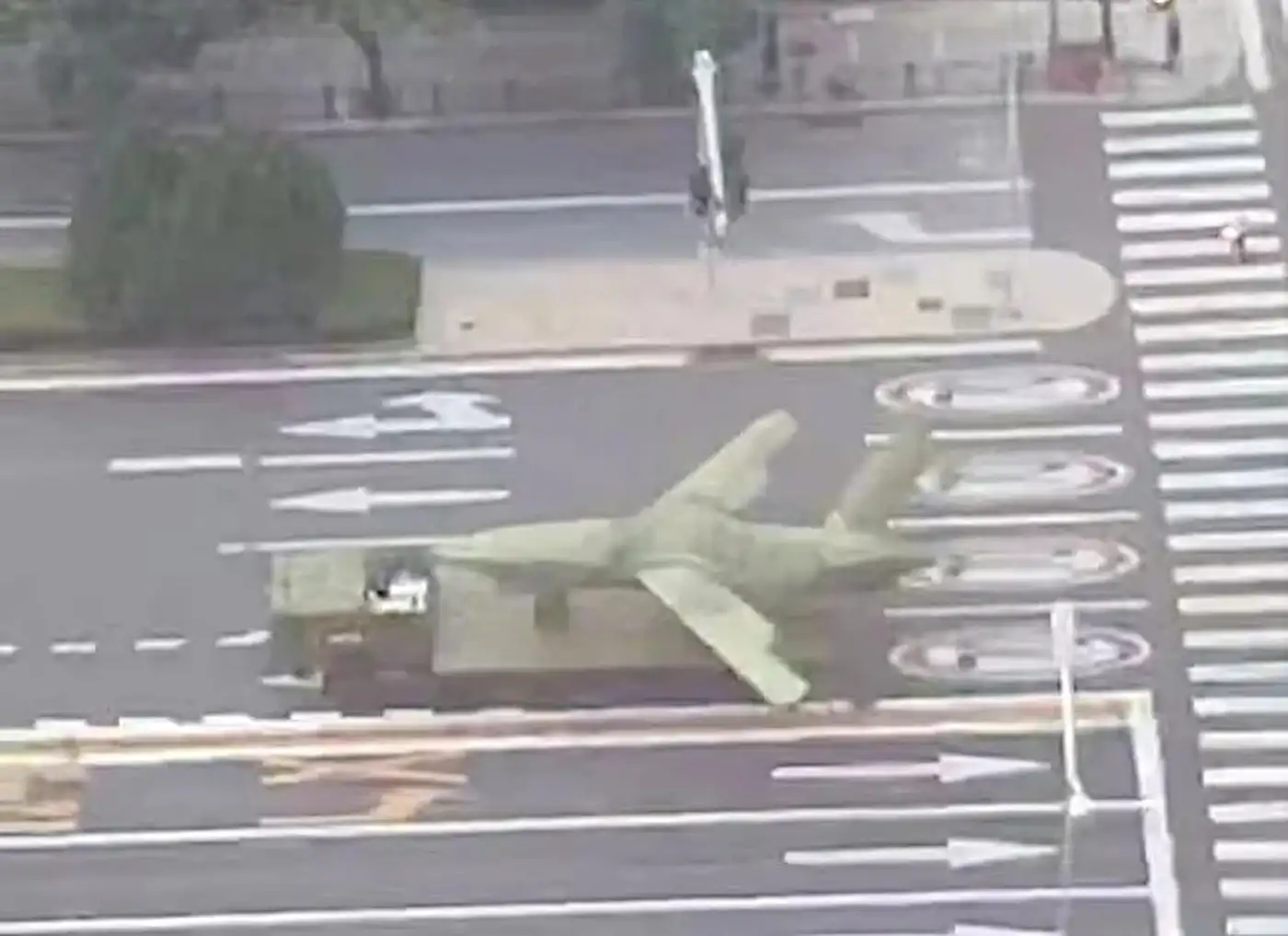 Первые кадры новых китайских боевых дронов появились накануне масштабного военного парада 2 Дрон, похожий на FH-97, был замечен на грузовике на улице на одном из фото, опубликованных сегодня.