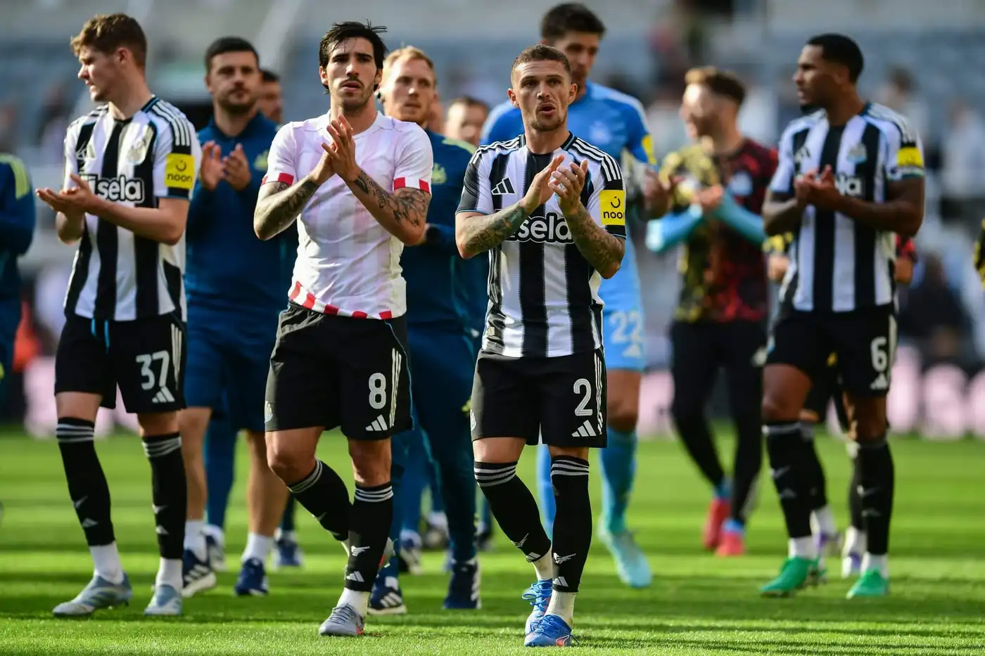 Александр Исак — запятнанная легенда клуба, от чьего будущего во многом зависит сезон «Ньюкасла» 1 Игроки «Ньюкасла» — без отсутствующего Александра Исака — аплодируют болельщикам после поражения от «Атлетико».