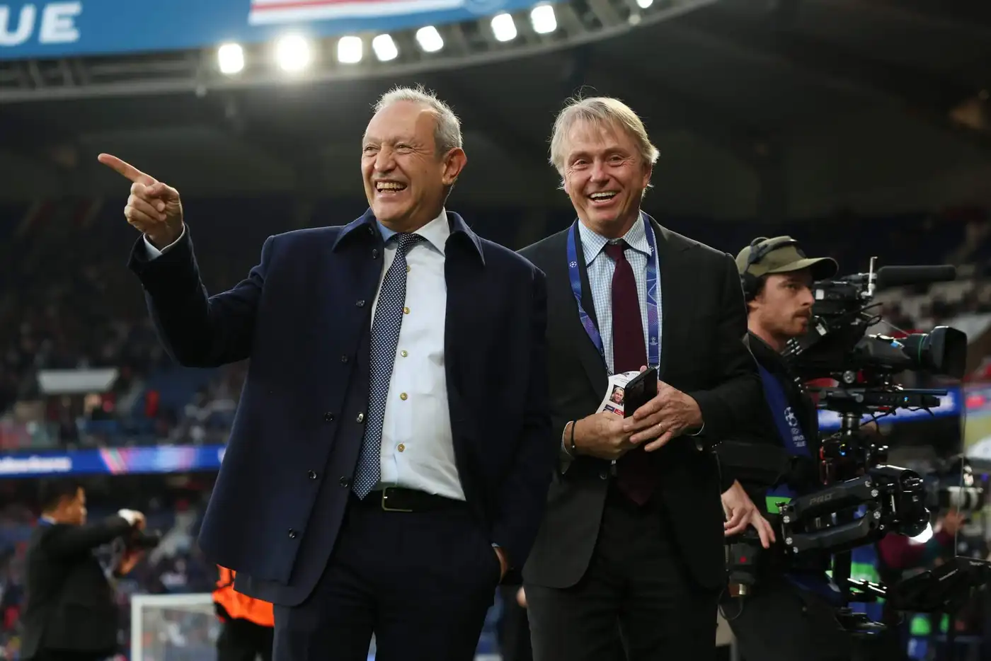 Кому принадлежат клубы Премьер-лиги — и чем ещё владеют их владельцы 4 Собственники: Насеф Савирис и Уэс Эденс (по 34% каждый)
Владеют с: июля 2018 года