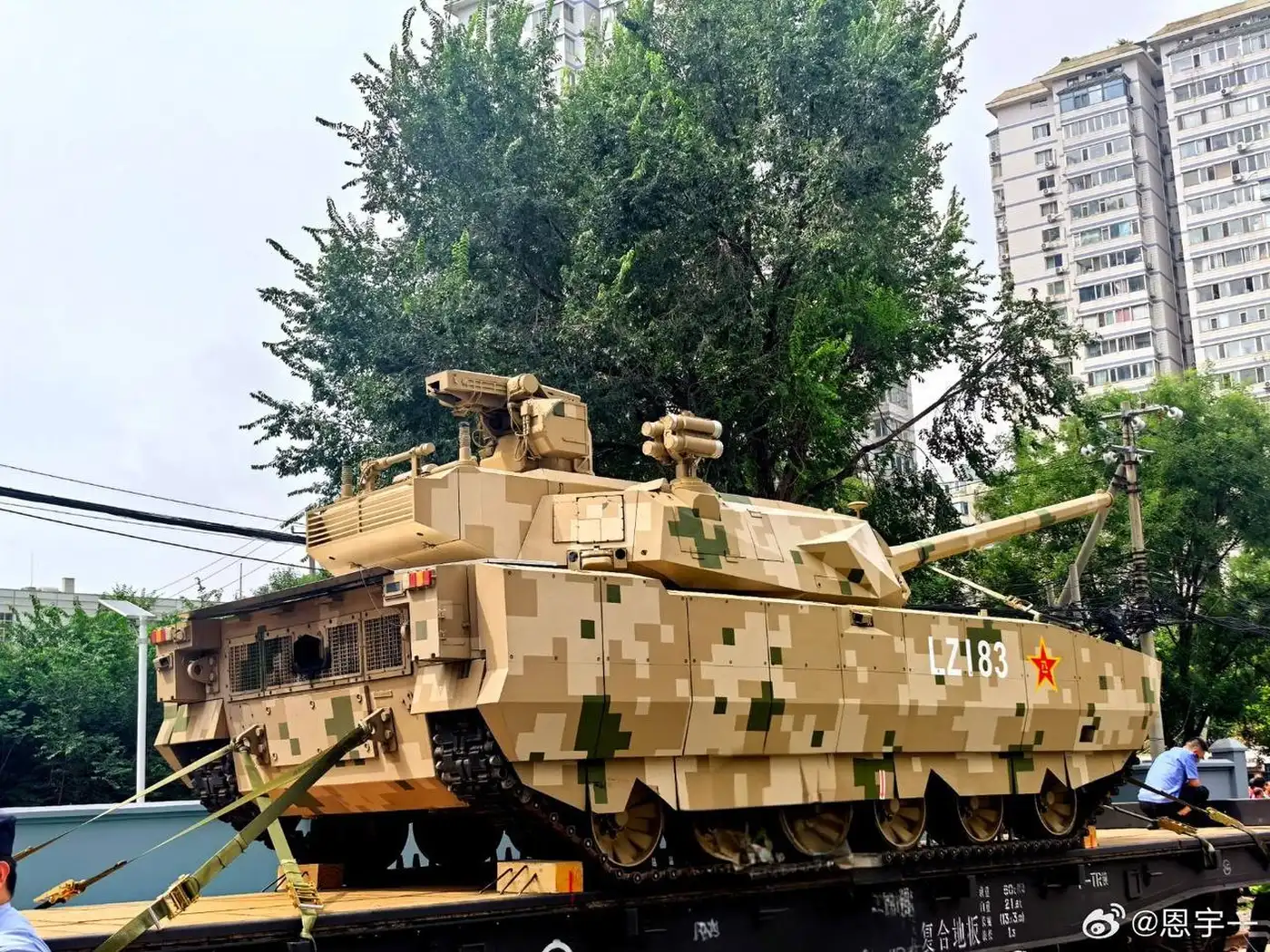 Новые китайские танки и БМП готовятся к параду