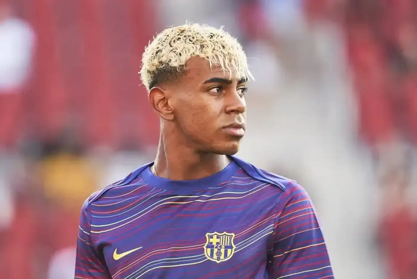 Травма Ламина Ямала «очень печальна» после игры за сборную Испании на обезболивающих — Ханси Флик Ханси Флик заявил, что Испания должна лучше заботиться о своих игроках, после того как Ламин Ямал принимал обезболивающие, чтобы сыграть в матчах за национальную команду, и теперь недоступен для «Барселоны» из-за травмы паха. 18-летний футболист провёл 79 и 73 минуты в победных матчах Испании против Болгарии и Турции соответственно, отдав три результативные передачи за эти две игры. Ямал пропустит воскресный матч Ла Лиги против «Валенсии» и находится под вопросом на встречу Лиги чемпионов против «Ньюкасл Юнайтед» на следующей неделе.