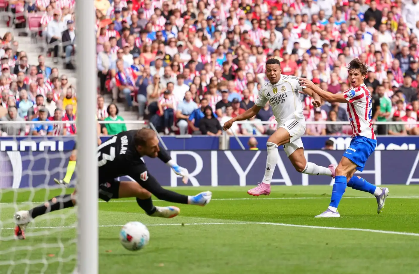 Разгром «Реала» 5:2: триумф Альвареса и провал Алонсо 8 Килиан Мбаппе поражает цель.