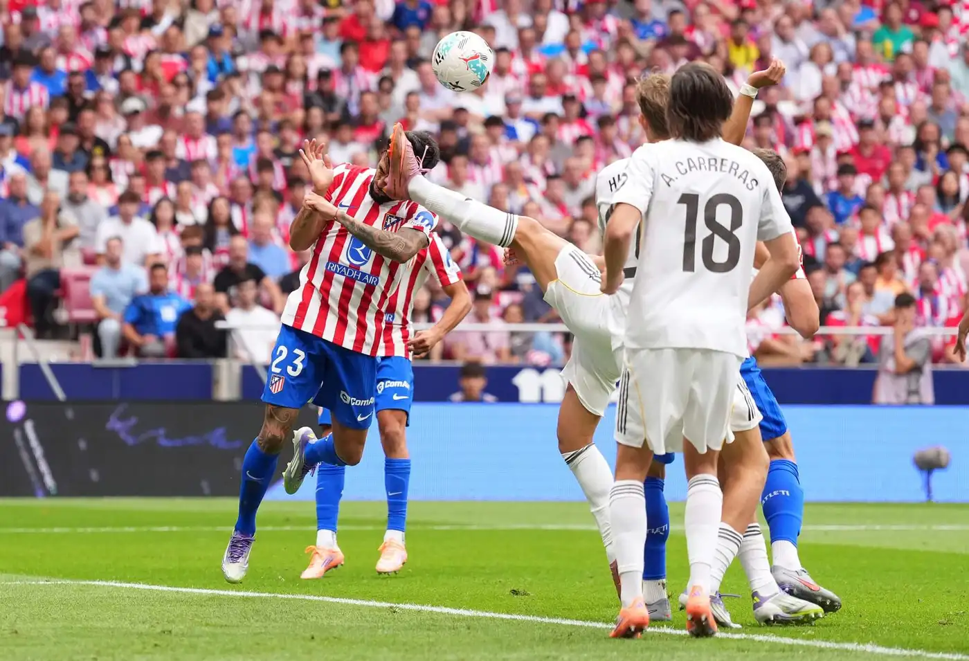 Разгром «Реала» 5:2: триумф Альвареса и провал Алонсо 7 Гюлер задевает Гонсалеса бутсой.