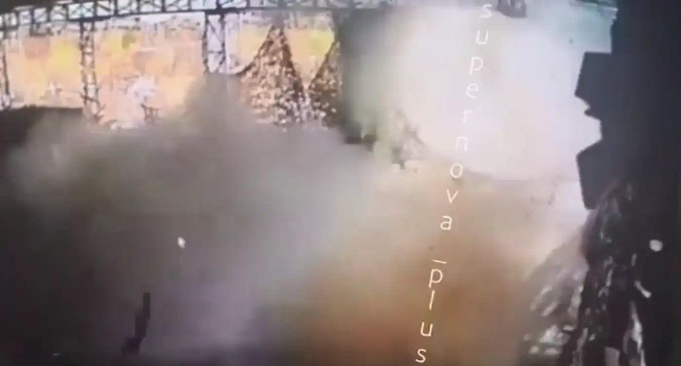 Дроны заходят роем на стоянку техники орков