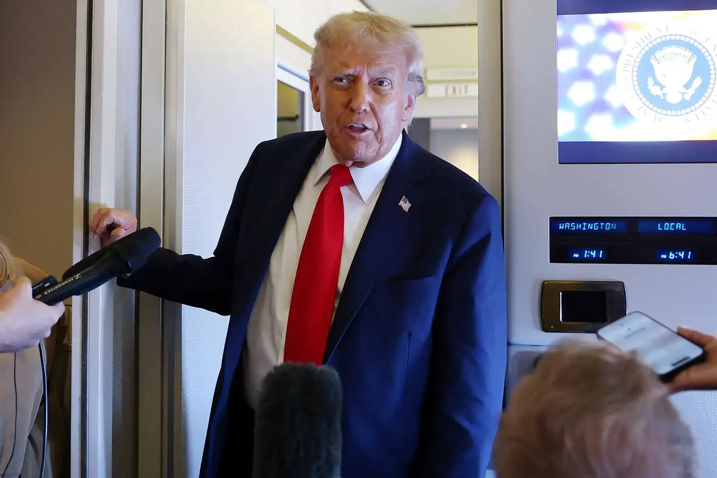 Трамп на борту Air Force One по пути на Ближний Восток