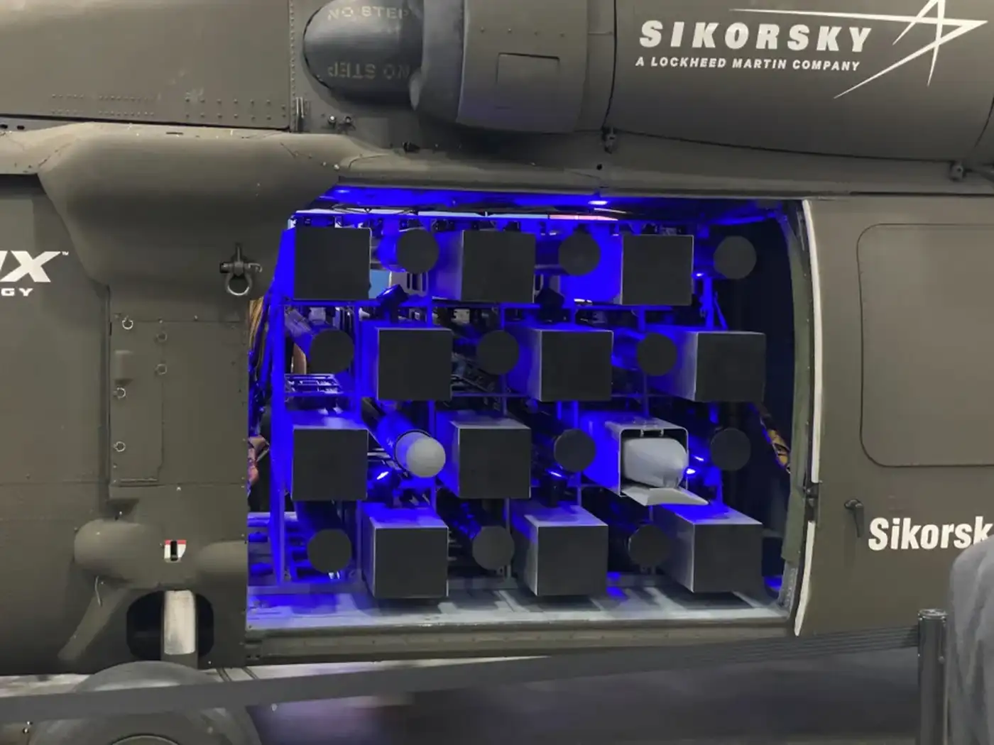 U-Hawk: беспилотный «Черный ястреб» нового поколения 6 Взгляд на макет «колчана» внутри демонстрационного образца U-Hawk, выставленного на конференции Ассоциации армии США.