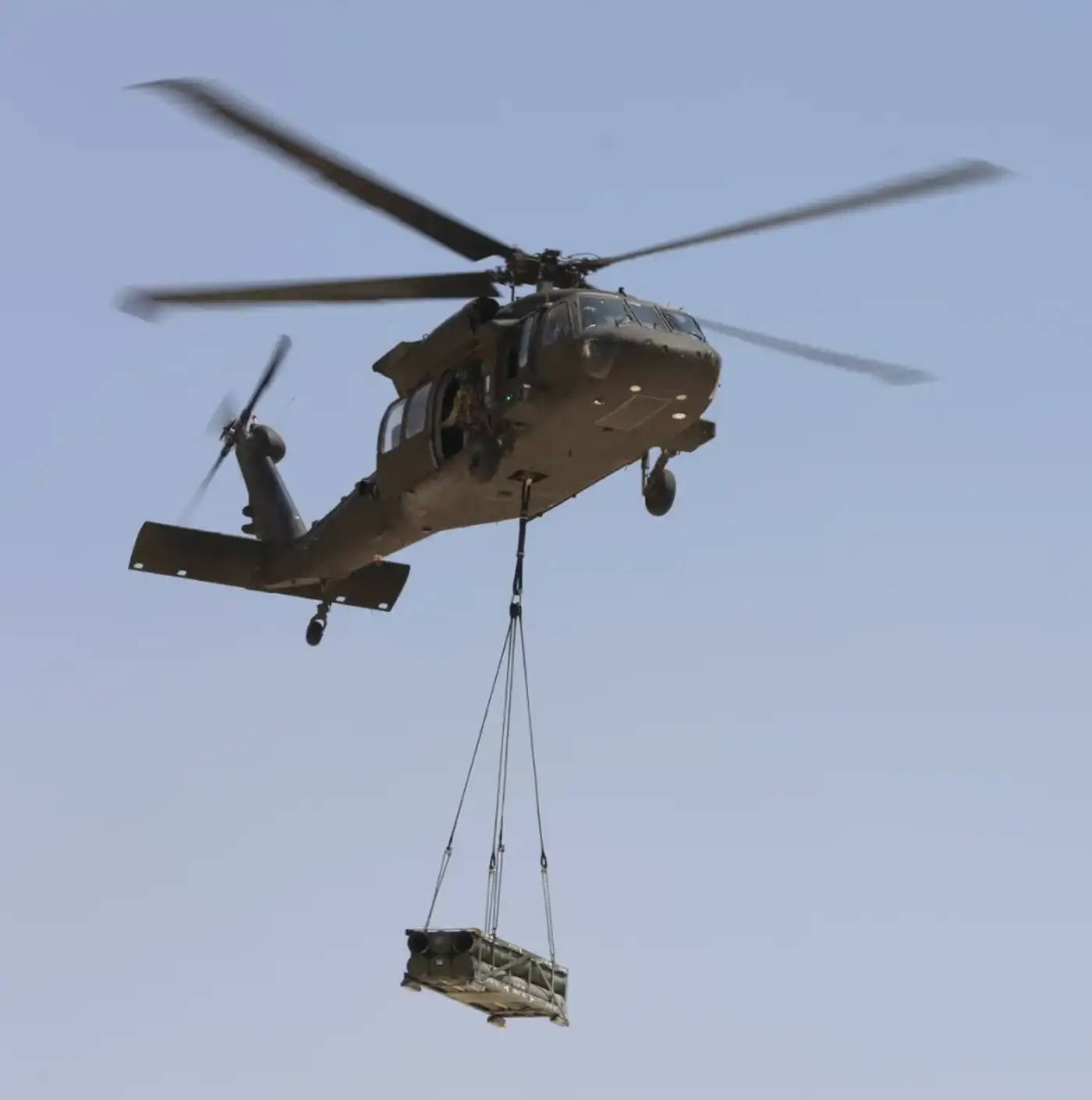 U-Hawk: беспилотный «Черный ястреб» нового поколения 7 Пилотируемый вертолёт Black Hawk армии США перевозит контейнер с боеприпасами MLRS/HIMARS на внешней подвеске во время учений в Иордании в 2024 году.