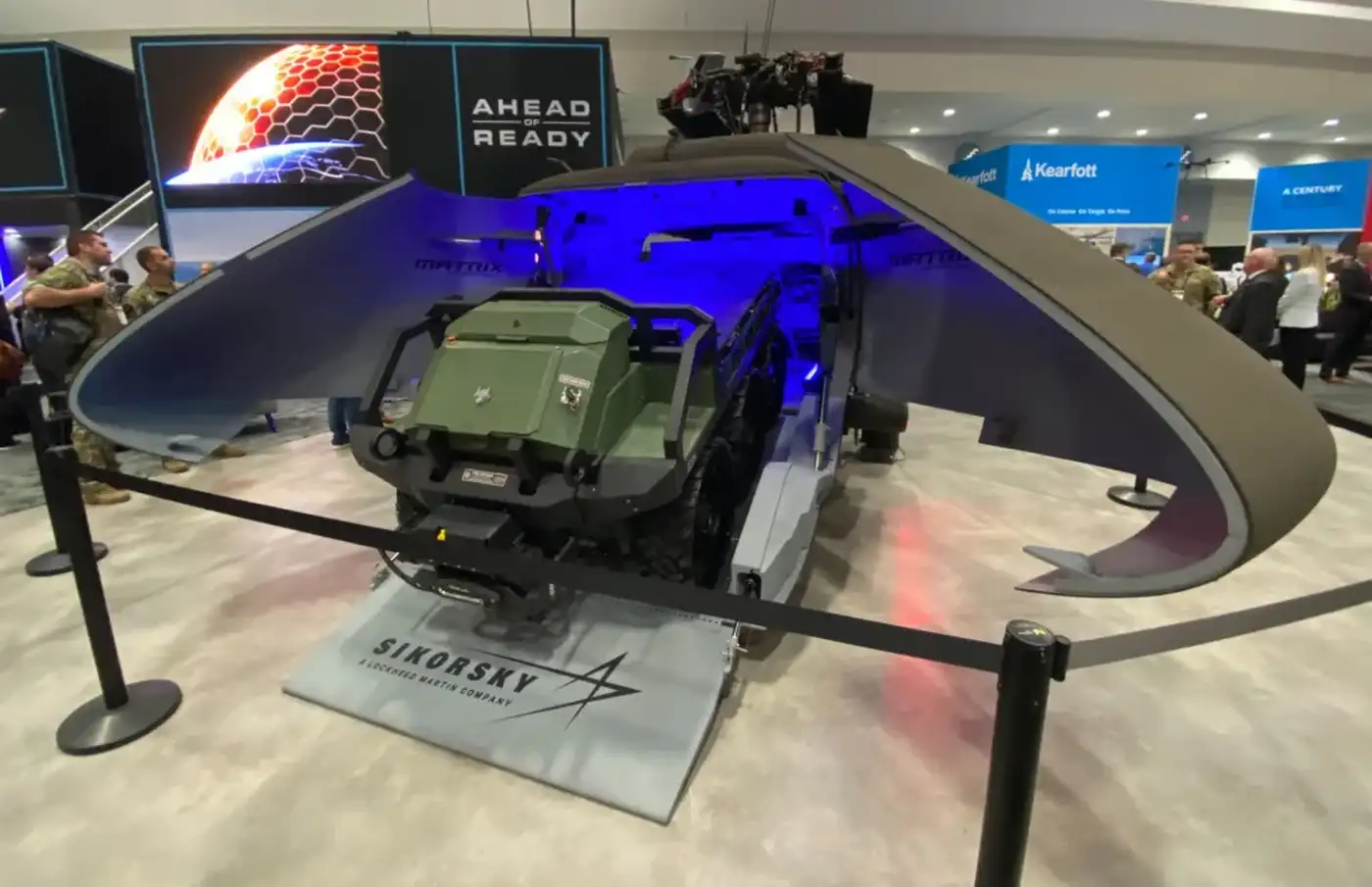 U-Hawk: беспилотный «Черный ястреб» нового поколения 8 Шестиколёсный наземный беспилотник Hunter Wolf 6×6 от компании HDT Global показан на трапе демонстрационного образца U-Hawk, выставленного на ежегодном симпозиуме Ассоциации армии США 2025 года.