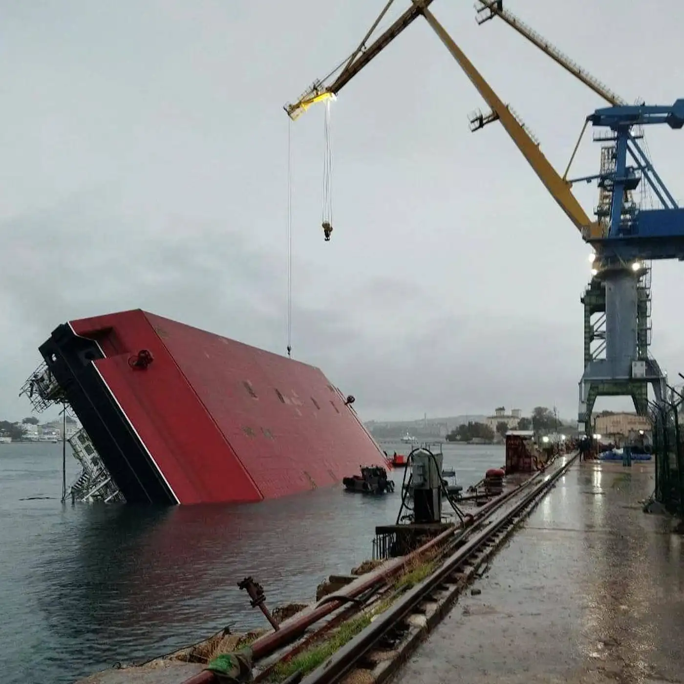 Опрокинут плавкран ПК-700 "Григорий Просянкин"