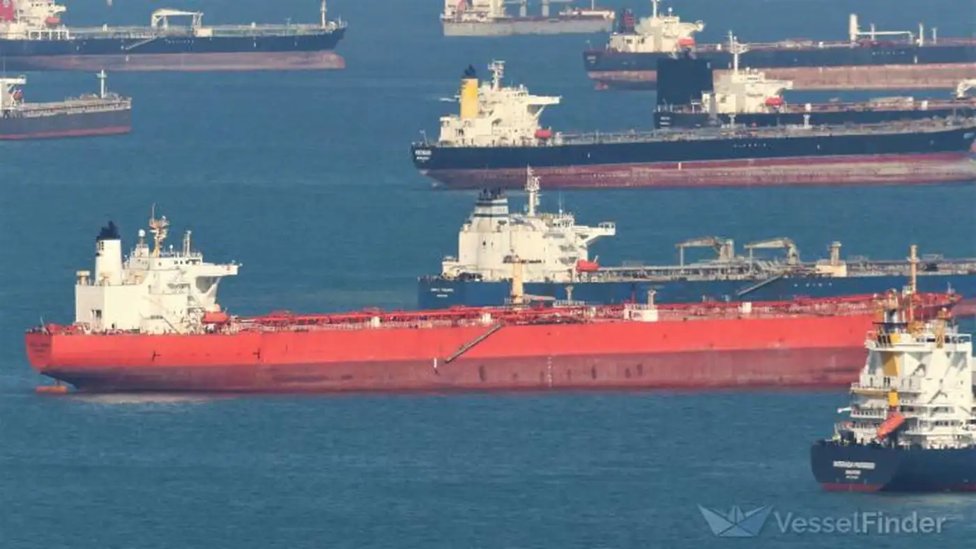 Танкер с нефтью «Роснефти» развернулся в Балтийском море после санкций США — Bloomberg