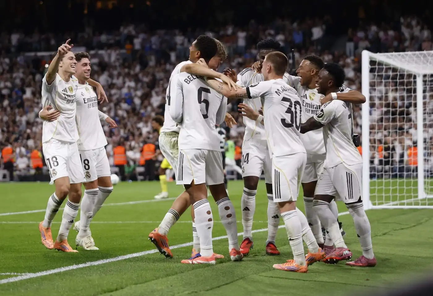 Возвращение Винисиуса и тревоги «Реала» перед международной паузой 2 Игроки «Реала» празднуют гол в ворота «Вильярреала».