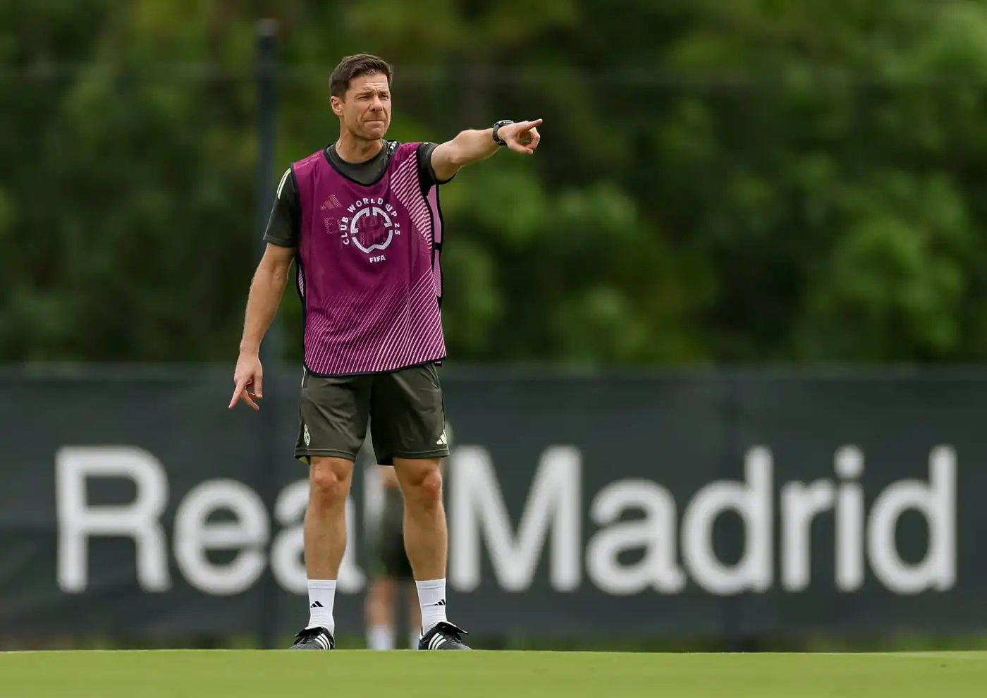 Реал Алонсо: победы, напряжение и борьба за доверие игроков 1 Алонсо на тренировке «Реал Мадрид» в июле.