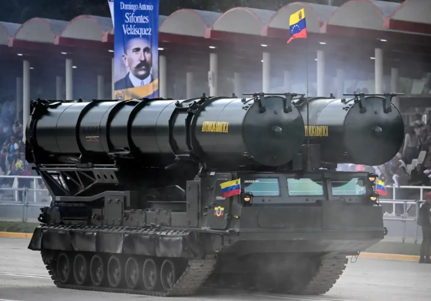 Как устроена ПВО Венесуэлы 4 Зенитный комплекс С-300ВМ венесуэльской армии с двумя ракетными контейнерами 9М82М во время празднования Дня независимости в Каракасе 5 июля 2025 года.