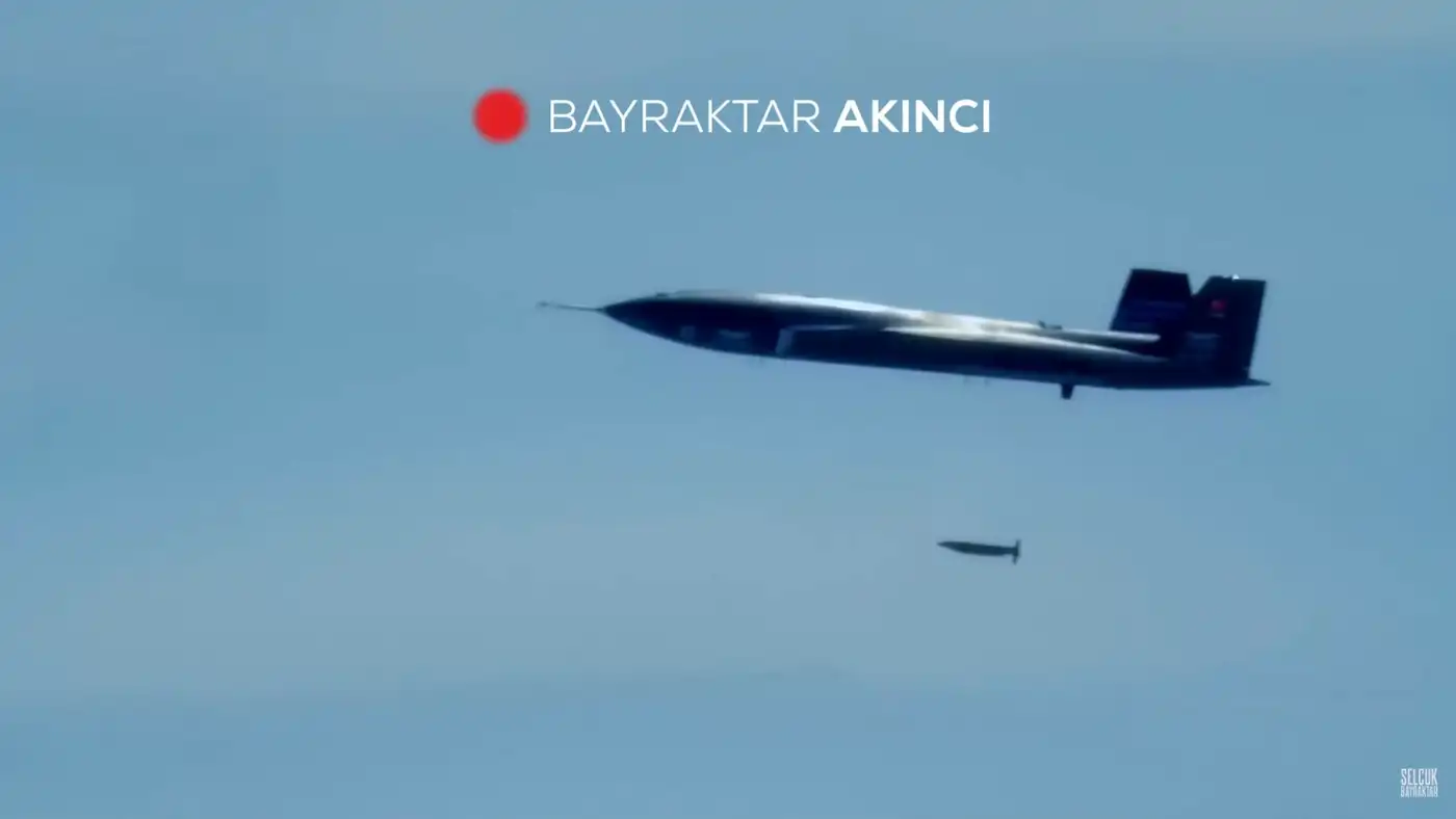 Кадр из видео Baykar, показывающий сброшенную Tolun дрона Kizilelma в его первом вылете.