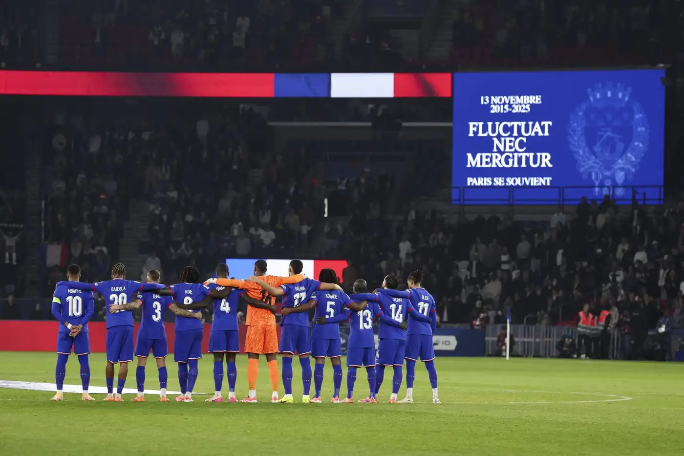 Килиан Мбаппе забил 400 голов в 26 лет — и он только начинает 1 Сборная Франции сплотилась в минуте молчания, чтобы почтить память жертв парижских терактов десятилетней давности.