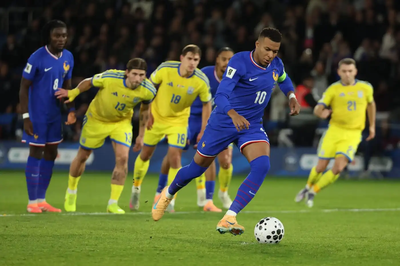 Килиан Мбаппе забил 400 голов в 26 лет — и он только начинает 2 Килиан Мбаппе подходит к точке, чтобы реализовать пенальти.