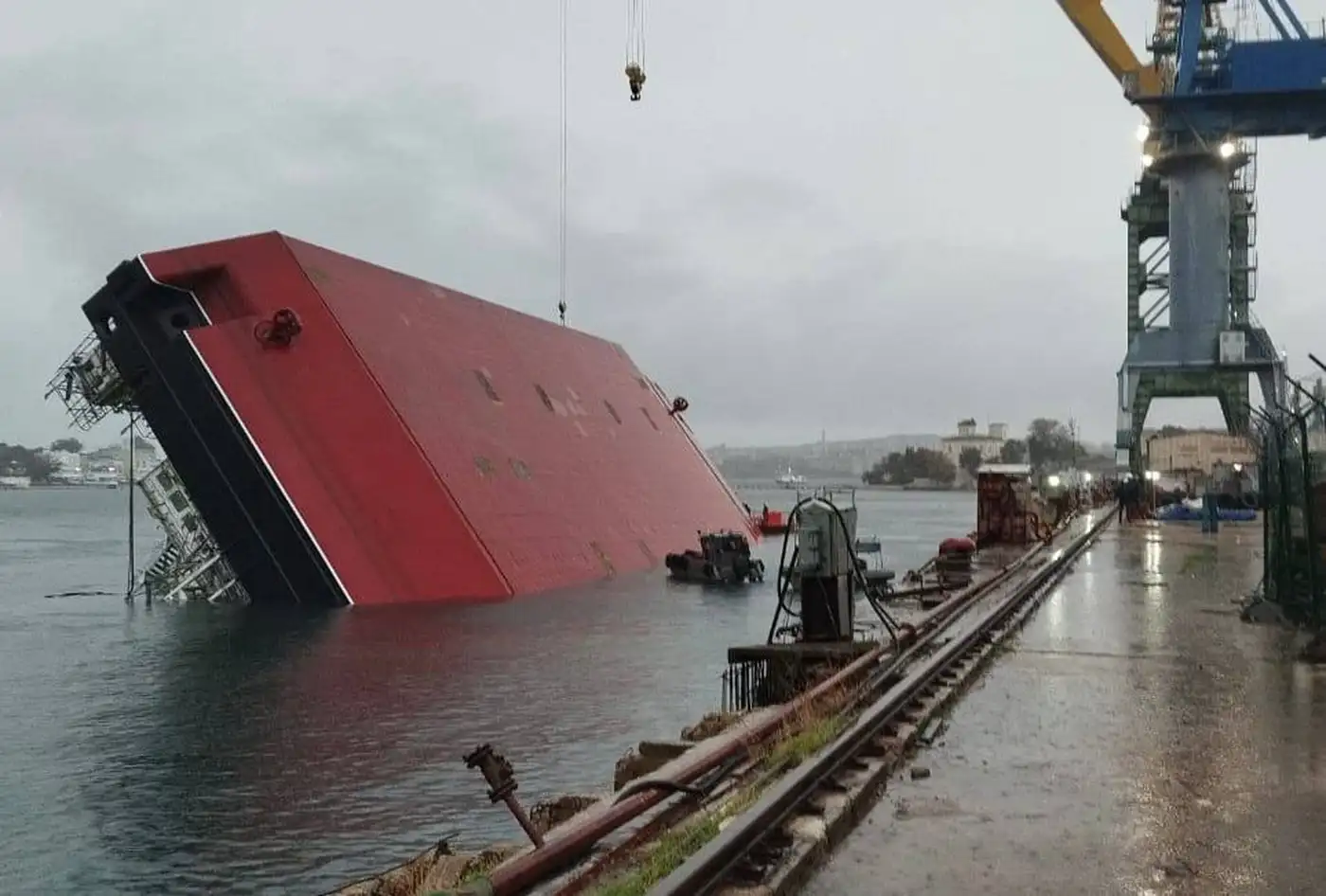 Перевернувшийся плавучий кран строился восемь лет