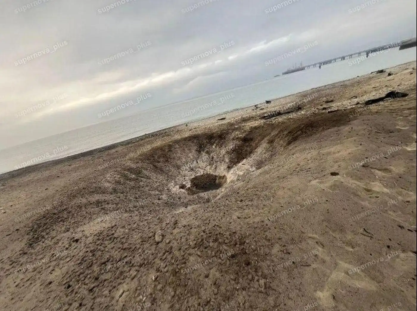 В Туапсе появилась огромная воронка на пляже