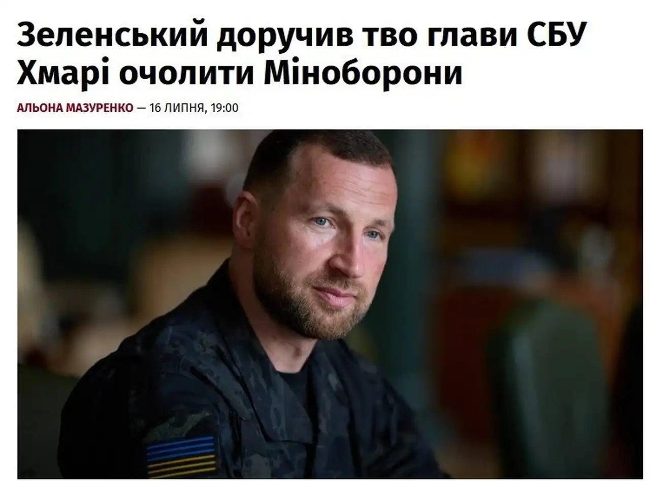 Евгений Хмара возглавит Минобороны: урок политических ставок Президент Украины официально объявил о назначении Евгения Хмары исполняющим обязанности министра обороны. После завершения парламентских каникул его кандидатура будет внесена на рассмотрение Верховной Рады для полноценного назначения на должность. Зеленский не решился назначить быстро ставшего токсичным Клименко и выбрал, по его мнению, соломоново решение, которое должно успокоить общество и Запад. А у меня есть ещё одна лекция для моих студентов о политике, раз они вам так нравятся. Сегодня возникла идеальная типичная ситуация политического конфликта, и грех об этом не написать. Как вести себя во время политического конфликта Представим, что в политической системе какой-то страны возник конфликт и сформировались два лагеря. Что в такой ситуации делать остальным политикам? Если ты не хочешь рисковать и это твоё кредо, молчи либо выступи за всё хорошее — как Буданов. В таком случае ты ничего не проиграешь, но ничего и не выиграешь. Но если ты готов рискнуть ради большого куша, то можешь сделать ставку, выступив с заявлением в поддержку одной из сторон. Если ты правильно определил победителя, то получишь политический джекпот в виде должности, влияния, новых возможностей и так далее. Если ошибся, что тоже часто бывает, твоя политическая карьера получит большую пробоину, а может и вовсе затонуть. Что повышает шансы на победу Допустим, ты решил сделать ставку. Что увеличивает твои шансы на выигрыш? Во-первых, информация. Чем больше у тебя инсайдерской информации, тем выше вероятность угадать победителя. Во-вторых, умение просчитывать ситуацию. Необходимо учитывать множество факторов и думать на много ходов вперёд. Чем больше факторов ты способен оценить и чем дальше можешь просчитать последствия, тем больший ты политический мастер. Один из факторов, который существует сегодня, — протесты. Достаточно ли они масштабны, чтобы изменить ситуацию? Не утихнут ли они, пока ты размышляешь? И так далее. Третий фактор — политическое чутьё, или чуйка. Этому нельзя научиться. Оно либо у тебя есть, либо его нет. Фильм «Операция „Валькирия“», кстати, именно об этом. Сегодня нардеп от «Слуги народа» подал в отставку в знак протеста. Если Федоров победит, этот нардеп станет героем. Если нет — его назовут предателем. Почему важно поставить вовремя Чем раньше ты сделал ставку — когда всё ещё абсолютно туманно или большинство уверено, что победитель уже ясен, а ты думаешь иначе, — тем больше будет твой куш. Твоя позиция могла помочь переломить ситуацию, и победитель об этом не забудет. Чем позже ты ставишь, тем меньше приз. Таких умных становится всё больше, когда ситуация уже легко читается, а награду приходится делить между большим количеством людей. Когда победитель становится очевиден всем, все начинают выступать в его поддержку. Но эти политики ничего не получат. Они просто политическая массовка. Когда принципы важнее выгоды Есть ещё один редкий вариант: ты не можешь молчать из-за своих принципов, даже понимая, что проиграешь. Такое встречается крайне редко, о чём я говорил в сегодняшней утренней лекции. Разве что политик ведёт гораздо более длинную игру. Тихого вечера всем.